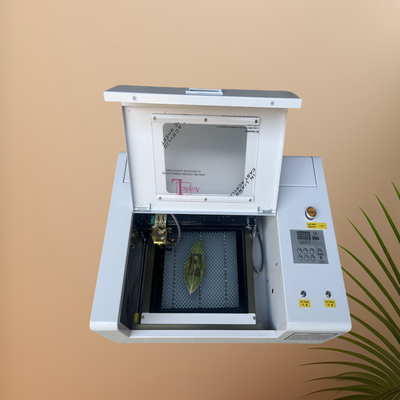 เครื่องตัดและฉลากด้วยเลเซอร์ CNC ด้วยหลอดเลเซอร์ CO2 สําหรับไม้ทอ