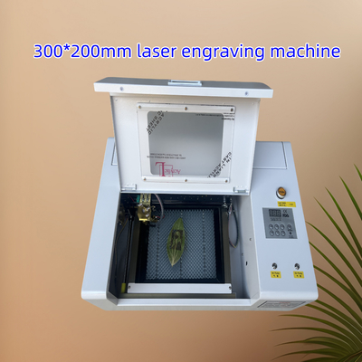 3020 300 * 200mm CNC CO2 เครื่องฉลากเลเซอร์สําหรับผ้าหนังไม้อะคริลิค
